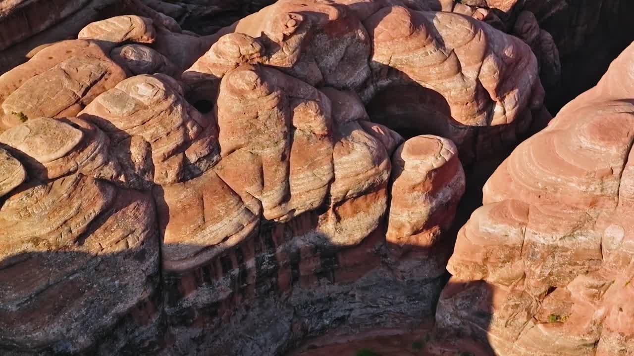 Mojave-Landschaft zeigt Felsformationen und eine kleine grüne Fläche darunter