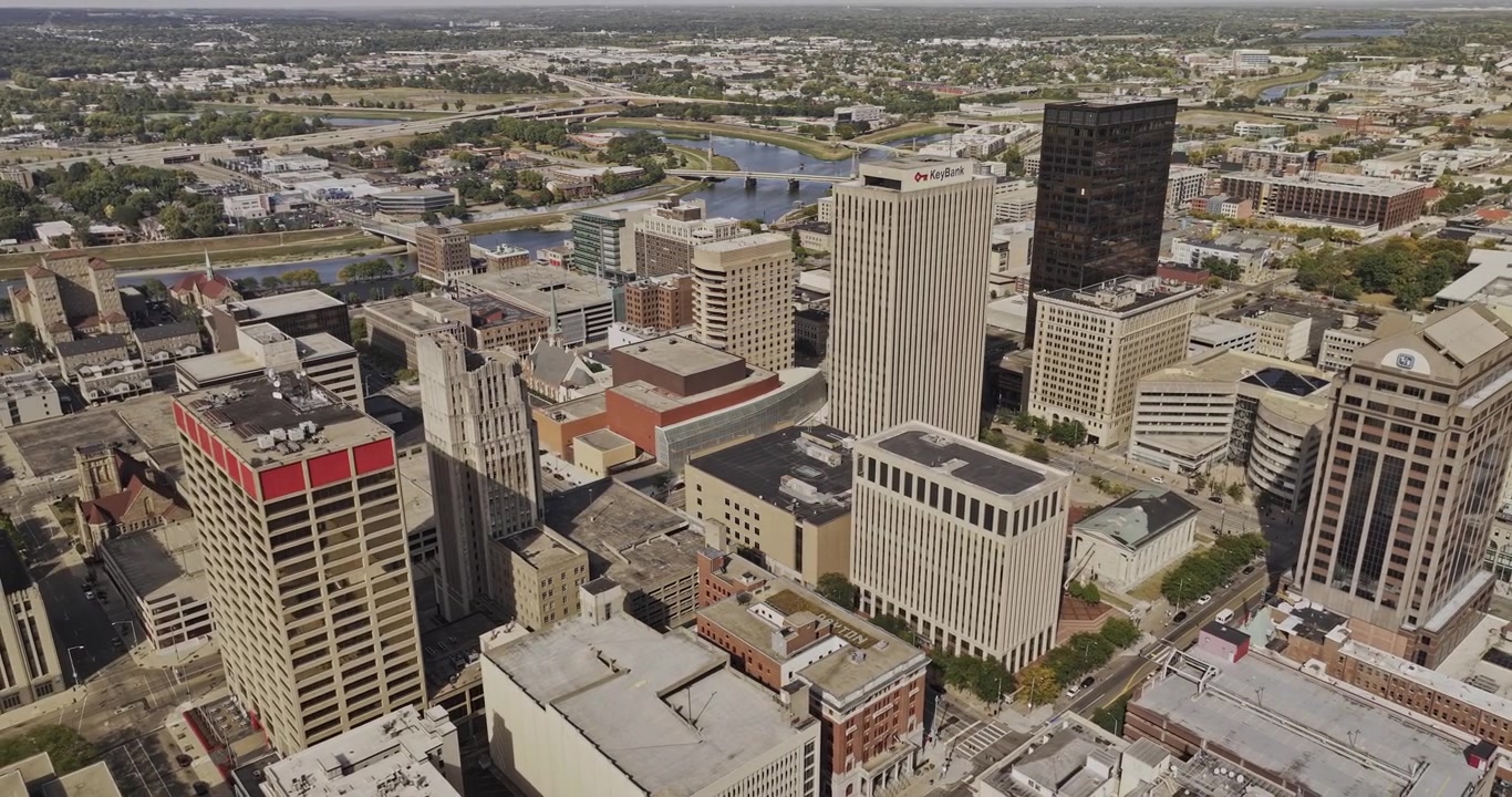 Dayton Ohio Luftfoto v7 fugleperspektiv over sentrumsbygninger med Great Miami River og broer bortenfor - Filmet med 5k-kamera - 21. september 2023