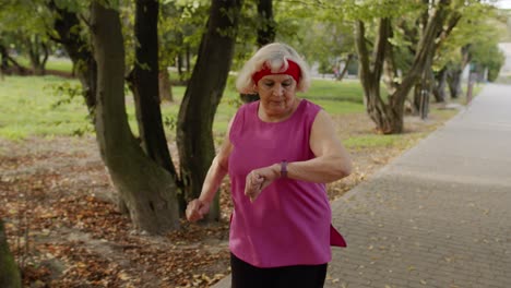 corredor deportivo anciano mujer entrenamiento. entrenamiento cardio en el parque. personas mayores activas. fitness