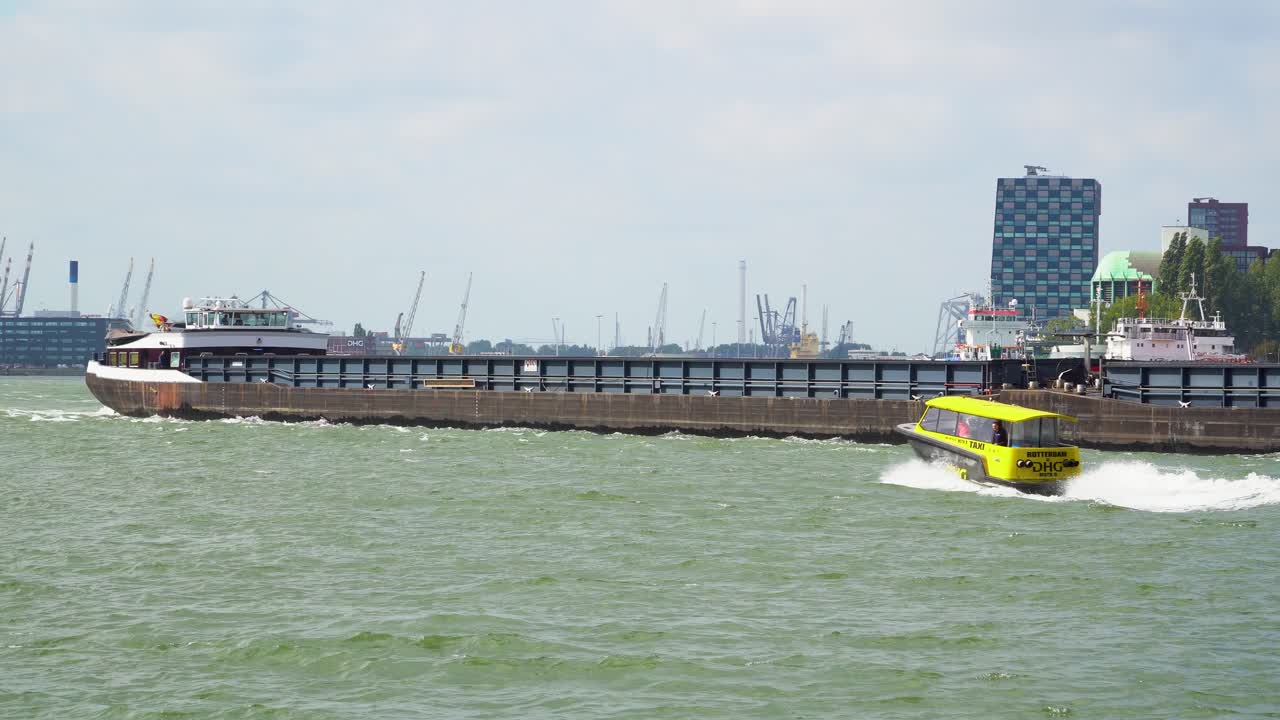 로테르담 항구의 많은 교통량