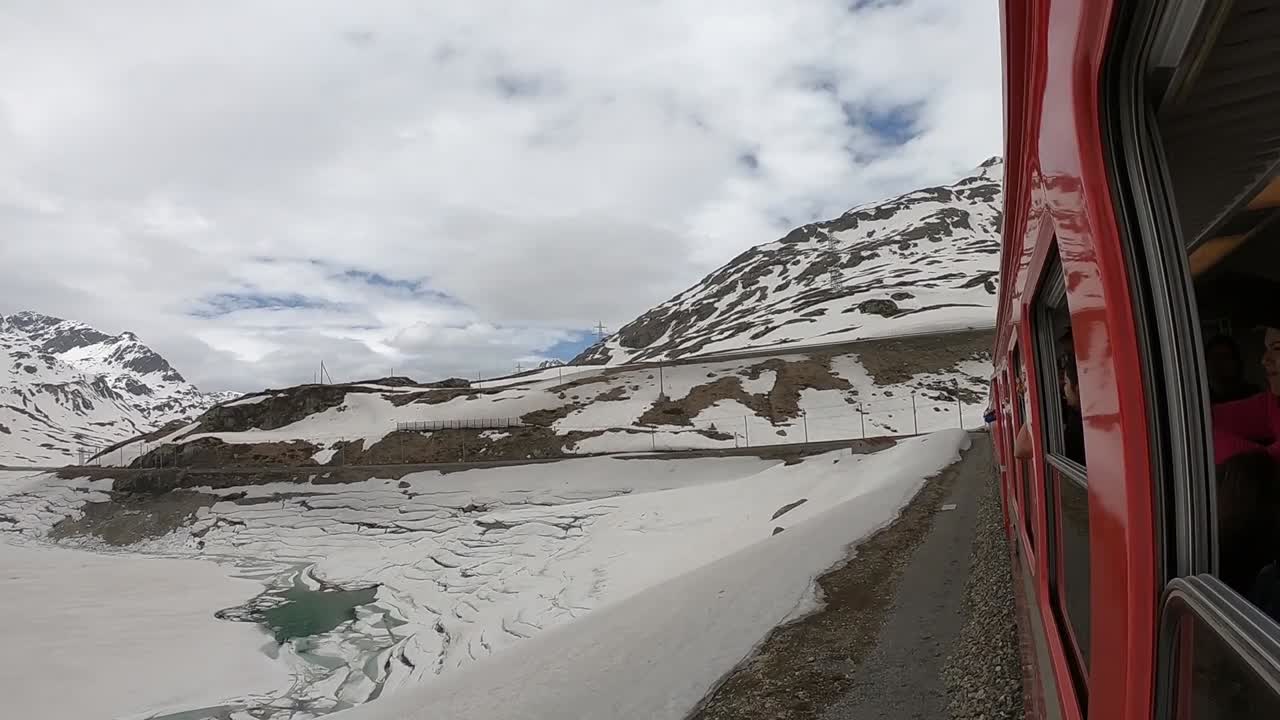 이탈리아 밀라노 외 ⁇ 의 눈  ⁇ 인 산에서 오래된 열차의 외부에서 촬영된 영화 영상