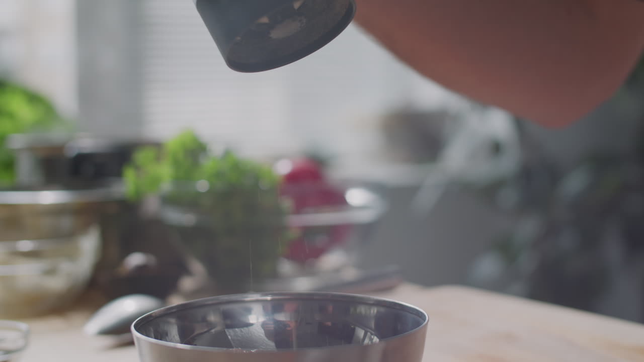 moler la pimienta sobre la comida
