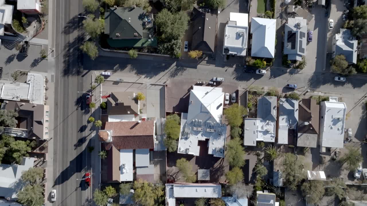 barrio en tucson, arizona con un video de un avión no tripulado mirando hacia abajo