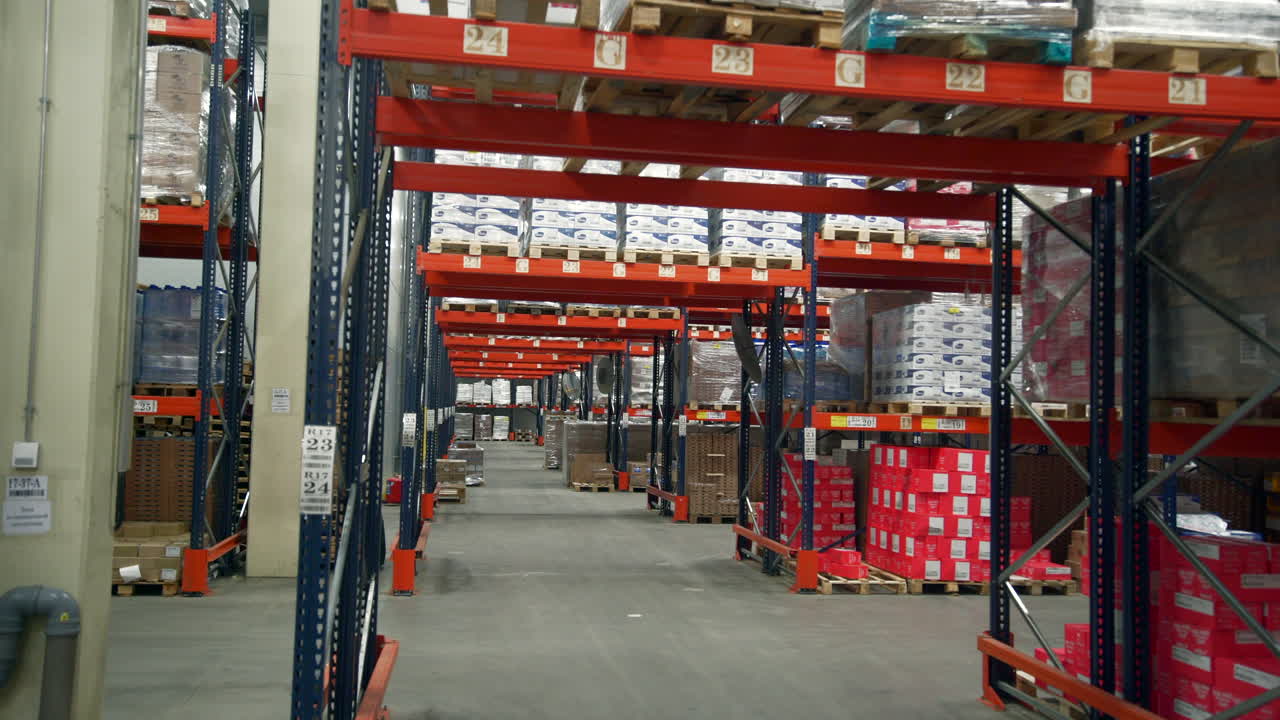 Interno del magazzino con pallet e scaffali