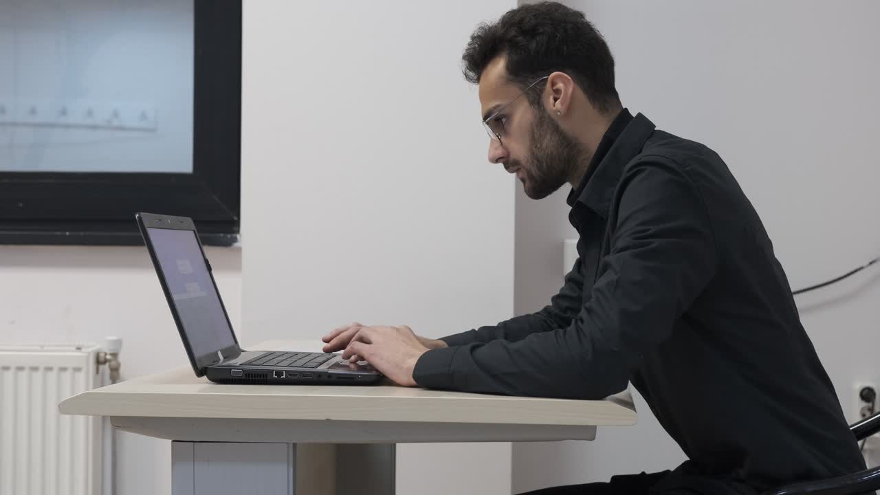 estudiante que trabaja en la computadora