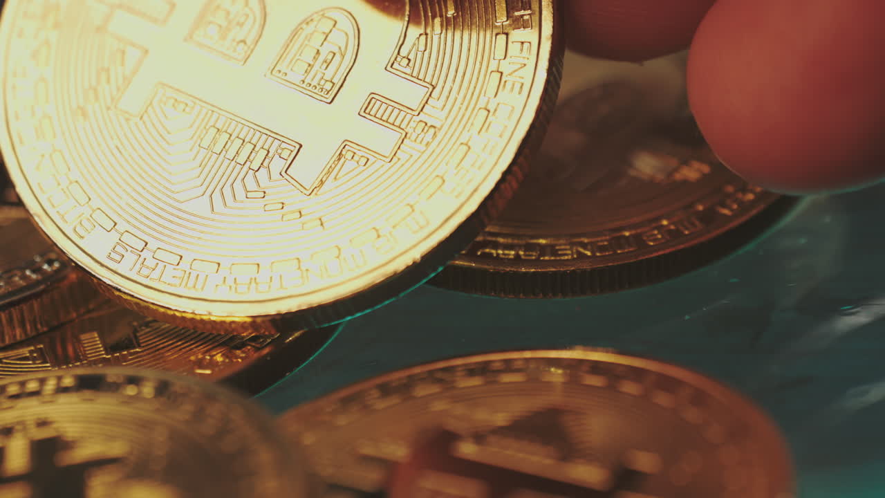 el primer plano de las monedas de bitcoin