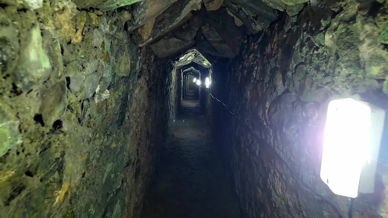 Túnel esculpido na rocha. Caminhando dentro do túnel.