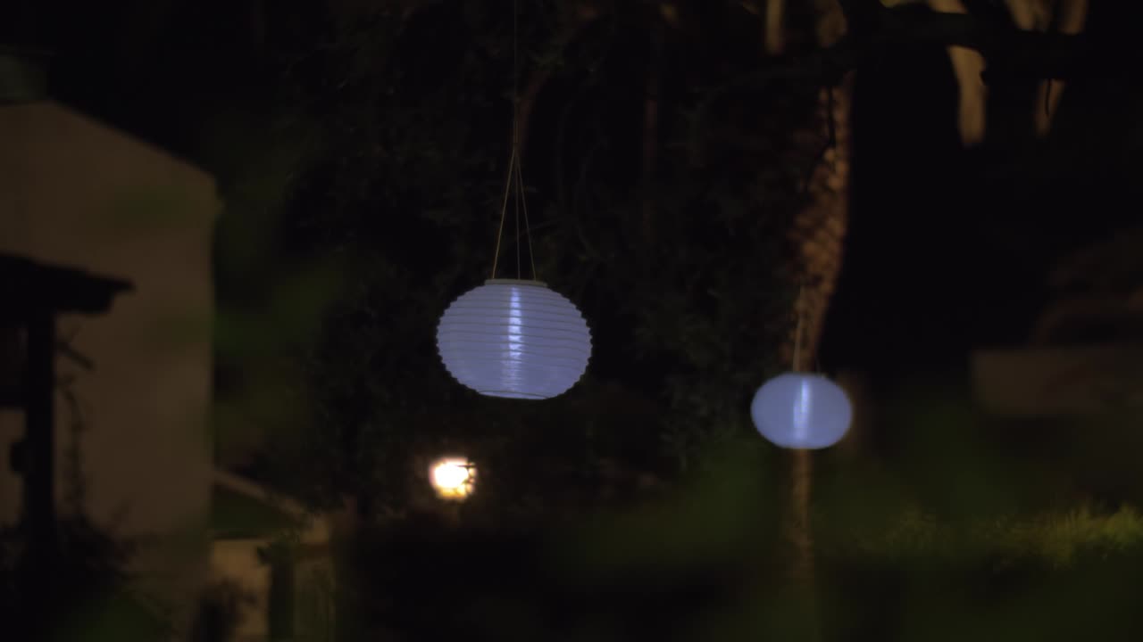 밤에는  종이 등불이 있는 집 정원