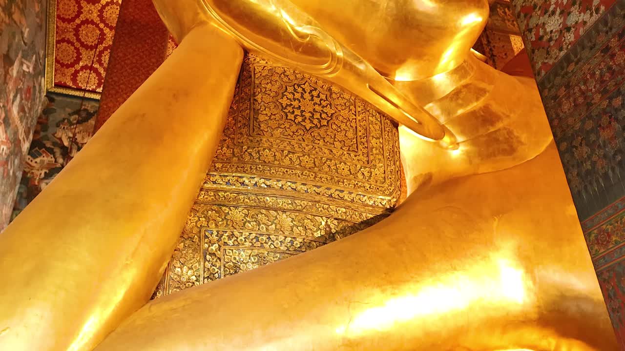 estatua de oro de buda en el entorno sereno del templo