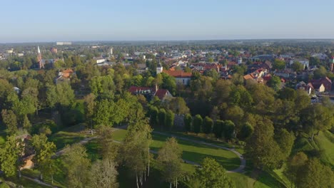 drone moviéndose desde estonia, viljandi con edificios del casco antiguo