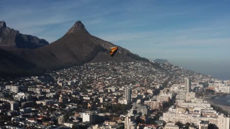 toma aérea de parapente volando sobre la ciudad de ciudad del cabo en sudáfrica