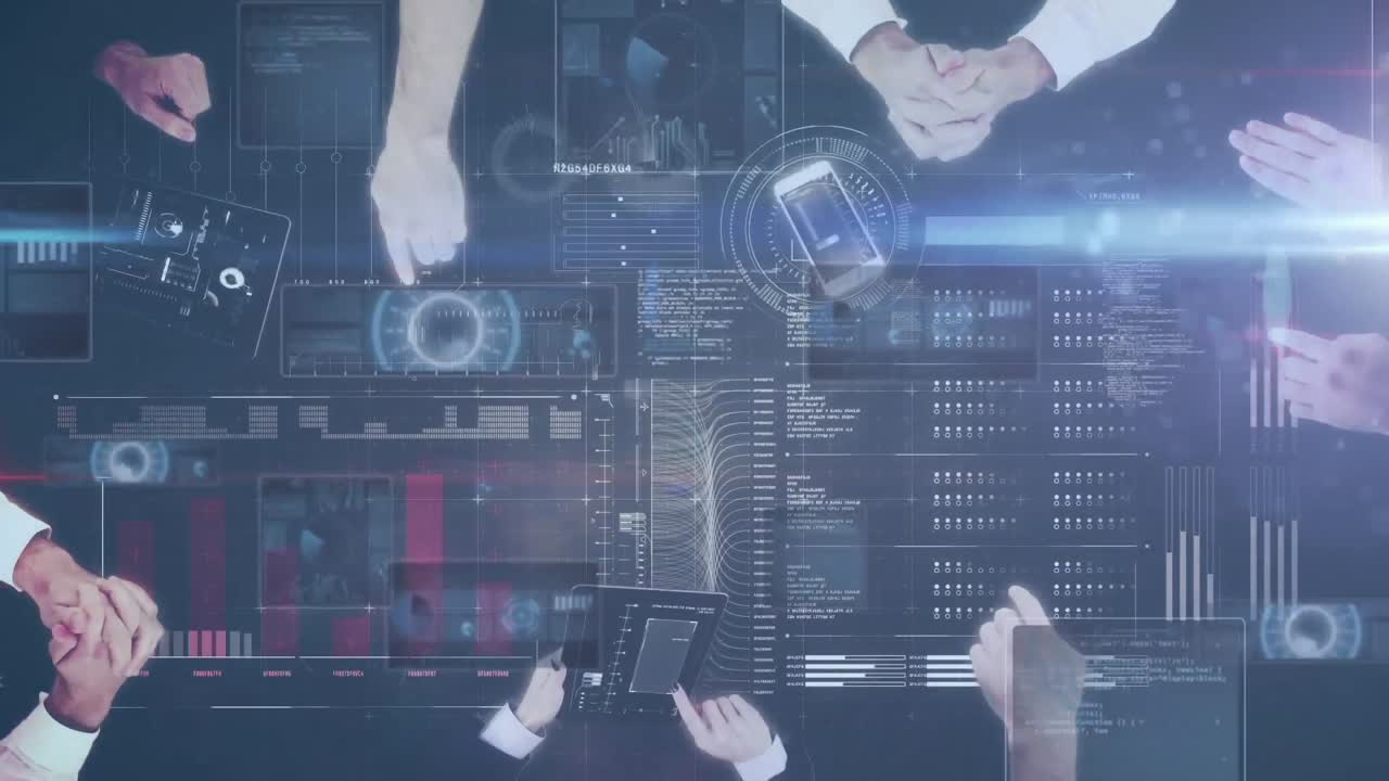 전자 장치를 사용하는 비즈니스 사람들에 대한 데이터 처리의 애니메이션