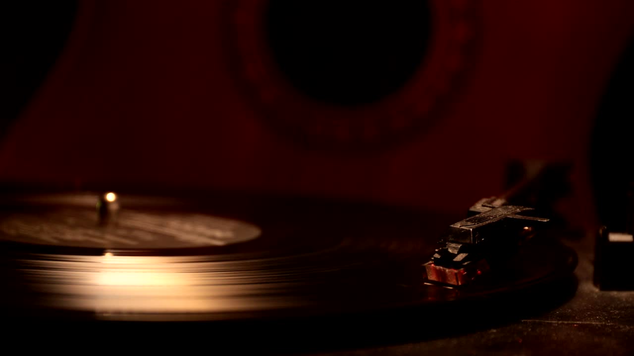 슬라이더 : 플레이어와 어쿠스틱 기타에서 연주되는 빈티지 비닐 레코드, 화염 오렌지 연기 배경, 장난감 자동차 설치와 함께 범죄 또는 블루스 컨셉, 선택적 초점