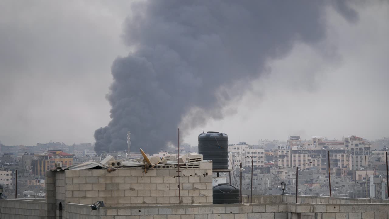 un espeso humo negro se eleva entre los edificios destruidos por los ataques con misiles israelíes en la franja de gaza, palestina