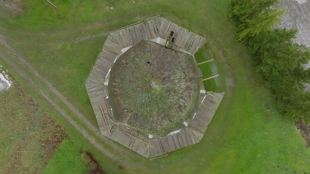 hermosa vista aérea que establece el antiguo molino de viento de madera en medio del campo, molino de viento prenclavu, día de invierno nublado, tiro ascendente de drones de ojo de pájaro