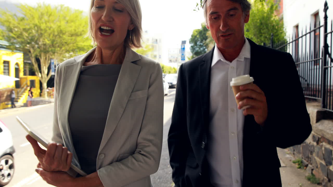 태블릿과 커피를 가진 사업가들