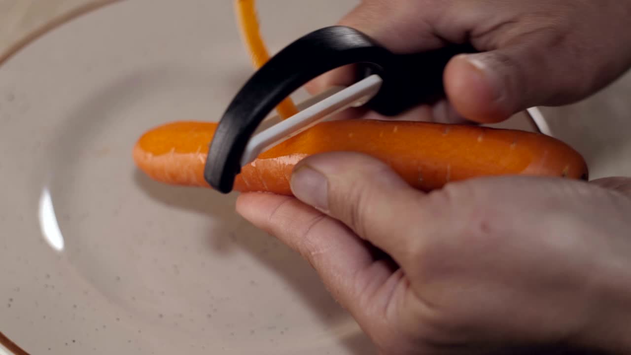 Skræller gulerødder, slowmotion