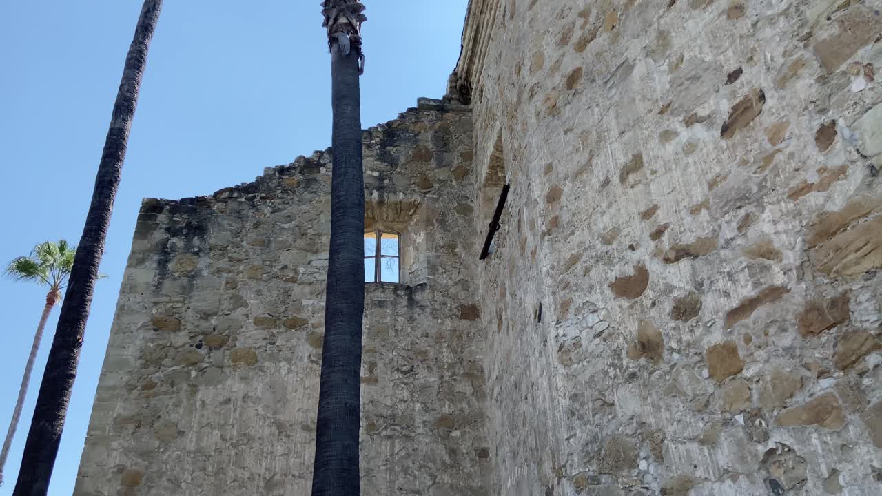 1800 년 된 건물과  ⁇  나무가 하늘에서 바닥까지 내려갑니다.