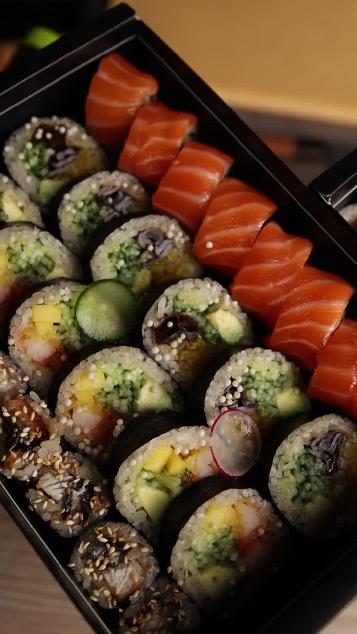 Piatto di sushi con salmone e involtini maki
