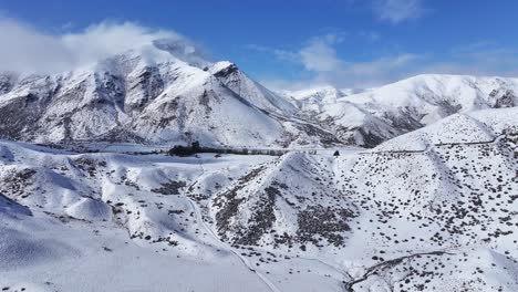 increíble paisaje de invierno de la carretera escénica en el paso alpino, nueva zelanda