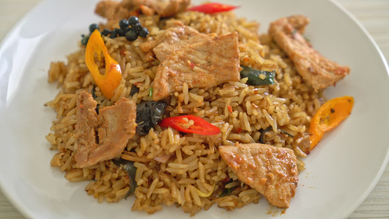 arroz frito de cerdo con hierbas - estilo de comida asiática