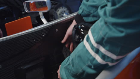 técnico de fórmula 3 quita la cubierta protectora del volante