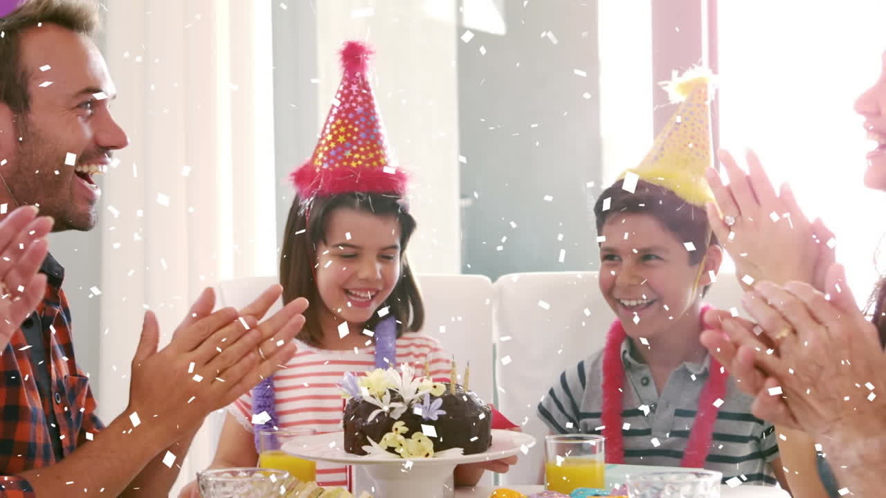animación de confeti cayendo sobre la familia divirtiéndose en la fiesta de cumpleaños