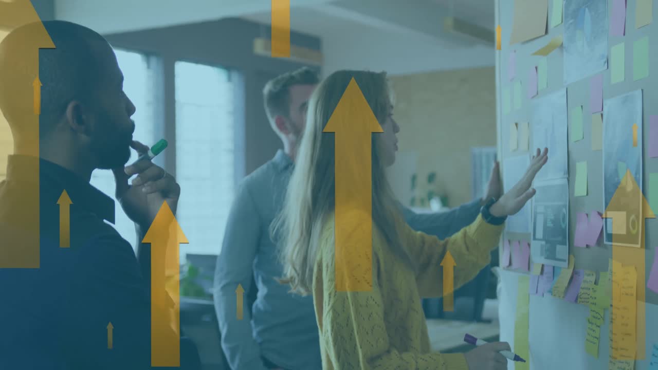 animación de iconos de flecha moviéndose hacia arriba sobre diversos colegas discutiendo sobre notas de memorando en la oficina