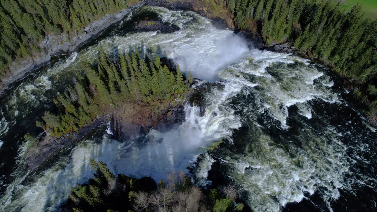 la cascada de ristafallet en la parte occidental de jamtland está catalogada como una de las cascadas más hermosas de suecia.