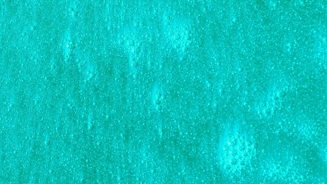 líquido turquesa con burbujas