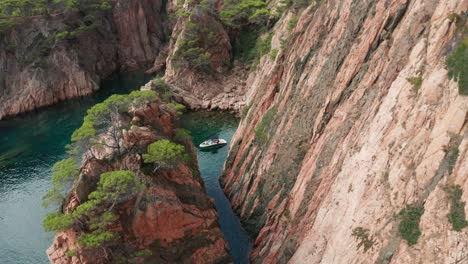 Double-canoe-sailing-through-sea