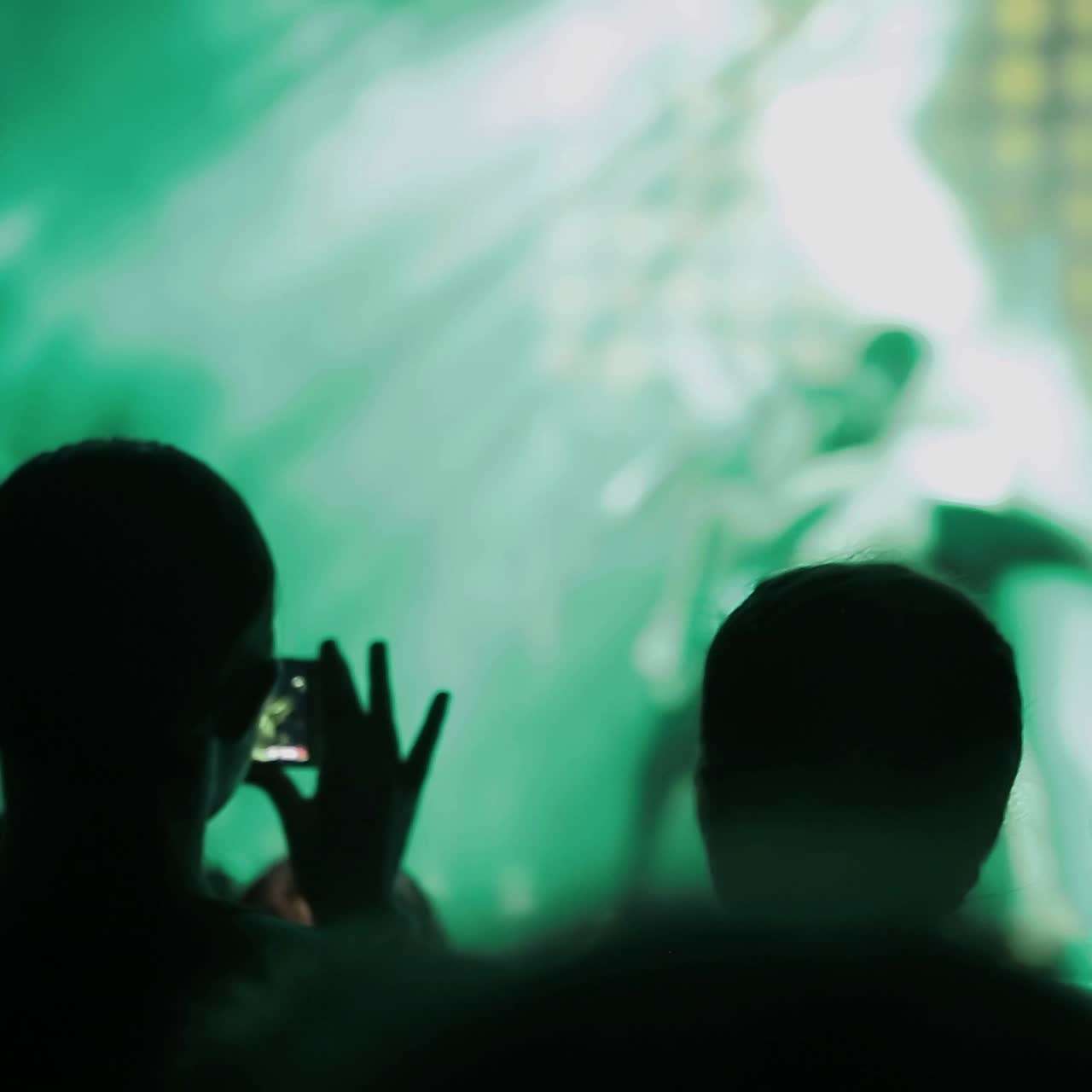 уличная сцена ночью