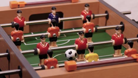 jugando al fútbol en la mesa de juego