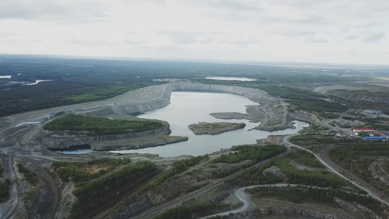 vista aérea de una cantera a cielo abierto