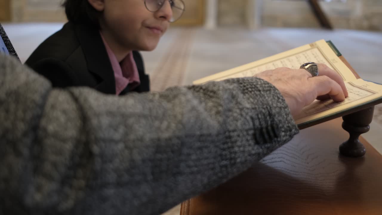 старик и мальчик молятся.