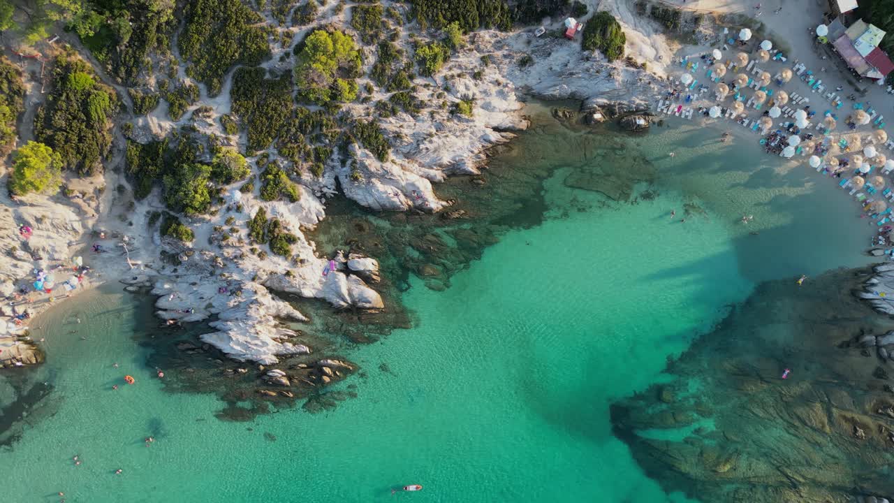 Baia idilliaca Orange Beach a Sithonia, Calcidica, Grecia - Ripresa aerea 4k.