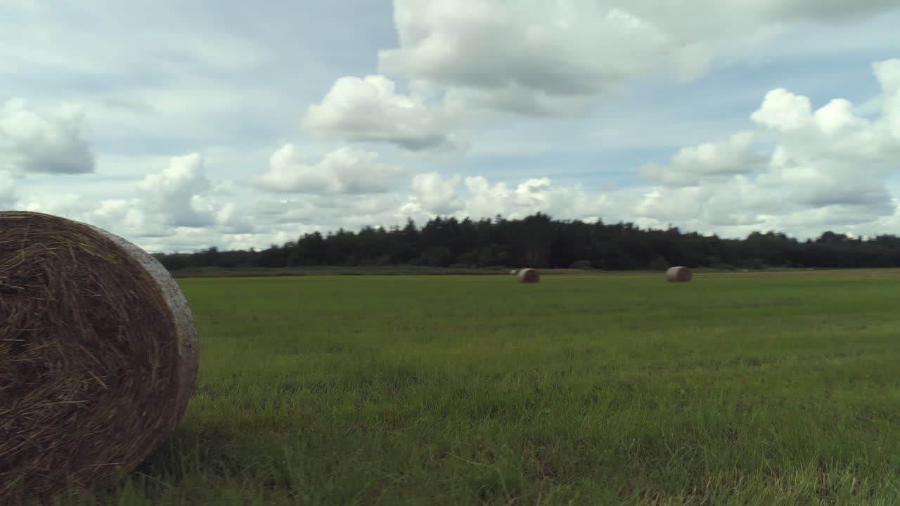 paisaje rural con nubes y campo