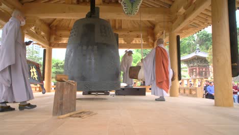 monjes budistas en el templo bongeunsa