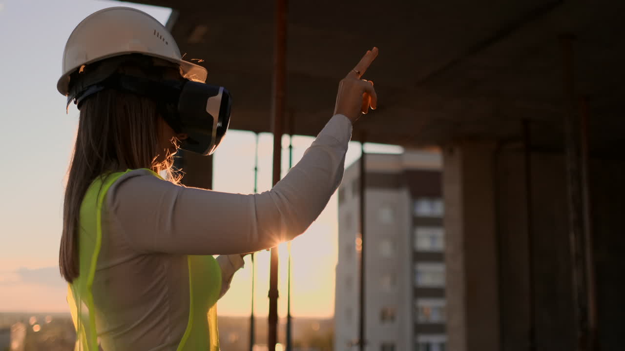 ingeniera en casco con gafas vr diseñando un proyecto de construcción en una planta de fabricación