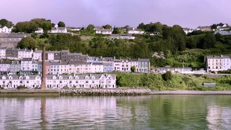 Vorbei-An-Den-Bunten-Häusern-Von-Cobh-Und-Dem-Alten-Industrieschornstein,-County-Cork,-Irland