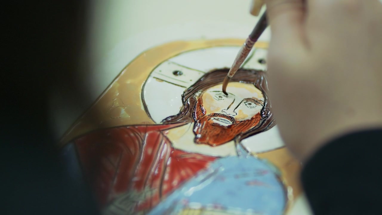 Niños creando cerámica y trabajando con arcilla en clase de arte.