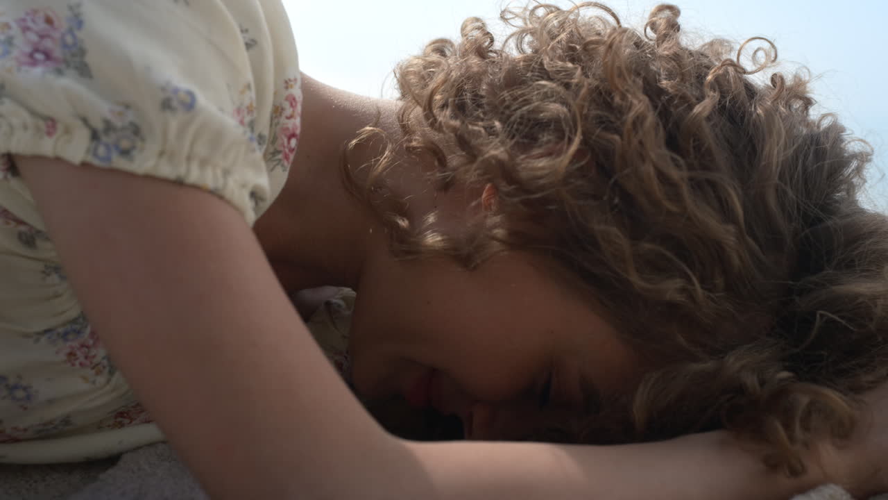 mujer sin preocupaciones relajarse playa soleada de cerca. mujer sonriendo acostada en la playa de arena.