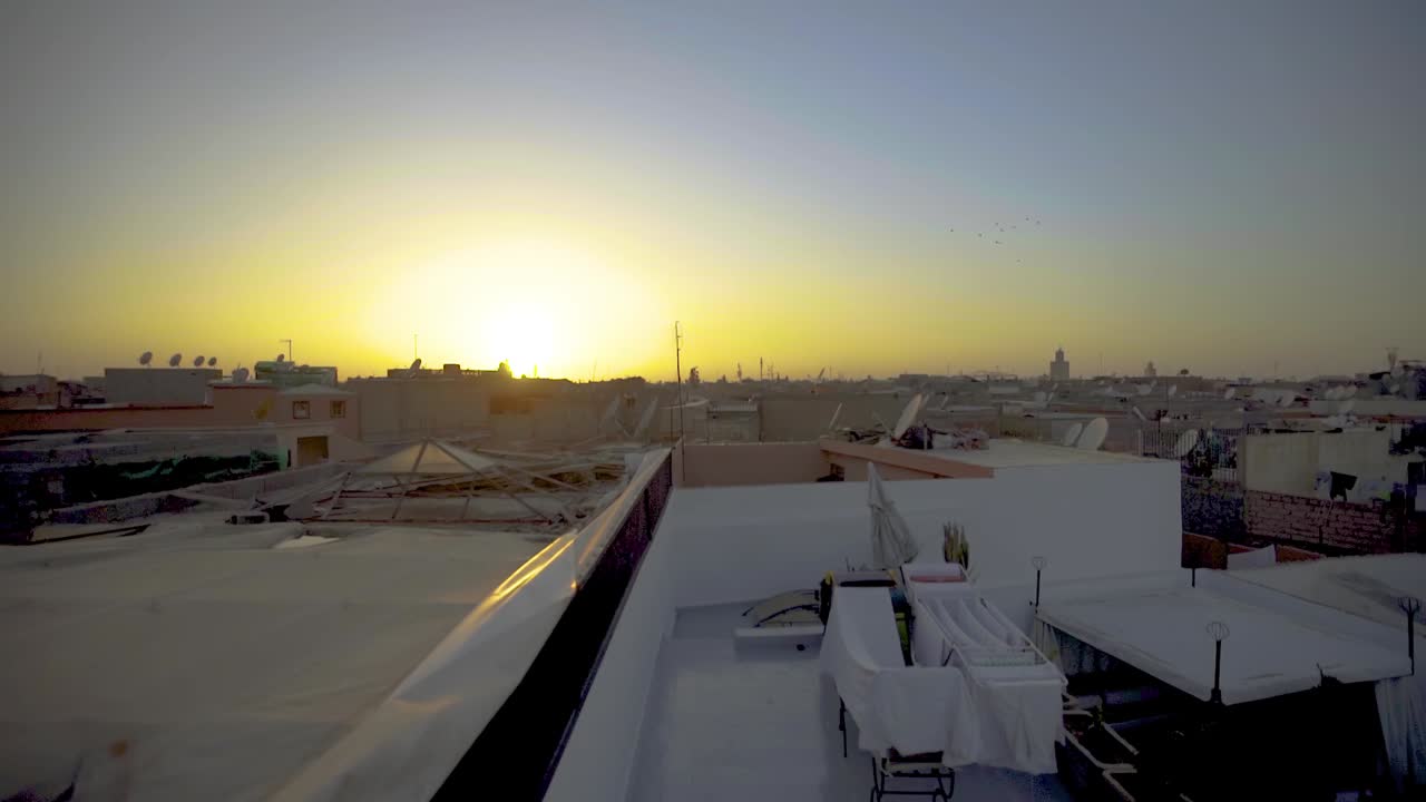 puesta de sol sobre los tejados de marrakech