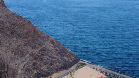 Hermosa-Vista-Del-Bonito-Paisaje-De-Montaña-Y-Playa-Con-Yates-En-El-Fondo-En-España-Tenerife-Drone-Rodada-En-4k