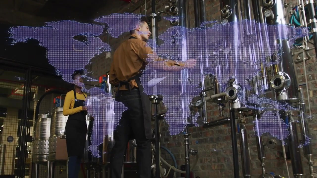 Técnicos ajustam válvula e monitoram dados, com um holograma de mapa-múndi surgindo sobre as colunas da destilaria.