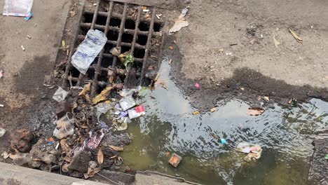 Alcantarillado-A-Cielo-Abierto,-Agua-Contaminada,-Falta-De-Saneamiento-Básico-En-La-Ciudad