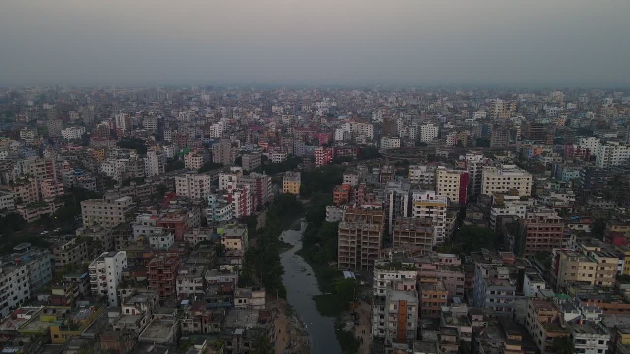 Inquinamento atmosferico (smog) sulla skyline di Dhaka, Bangladesh, vista drone