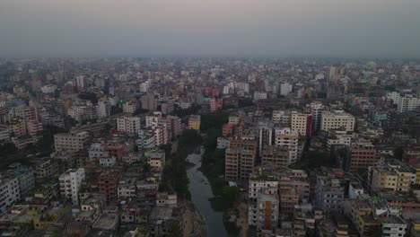 contaminación del aire con smog colgando sobre el horizonte de dhaka, bangladesh, vista de drones