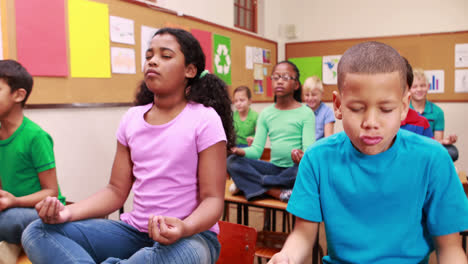 alumnos haciendo yoga en el aula
