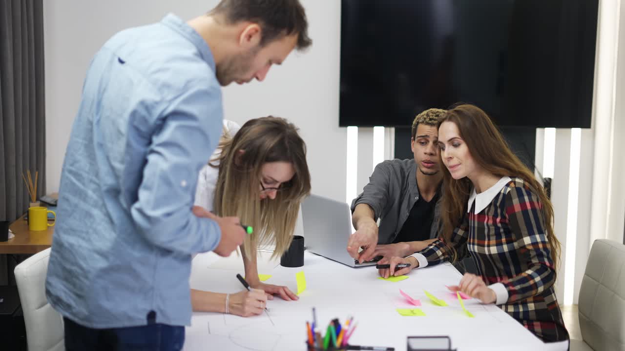 tormenta de ideas de jóvenes empresarios